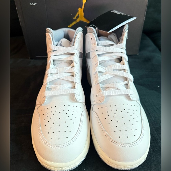 NWT Nike Air Jordan 1 Mid GS - 6.5Y/EU39 - Picture 3 of 15